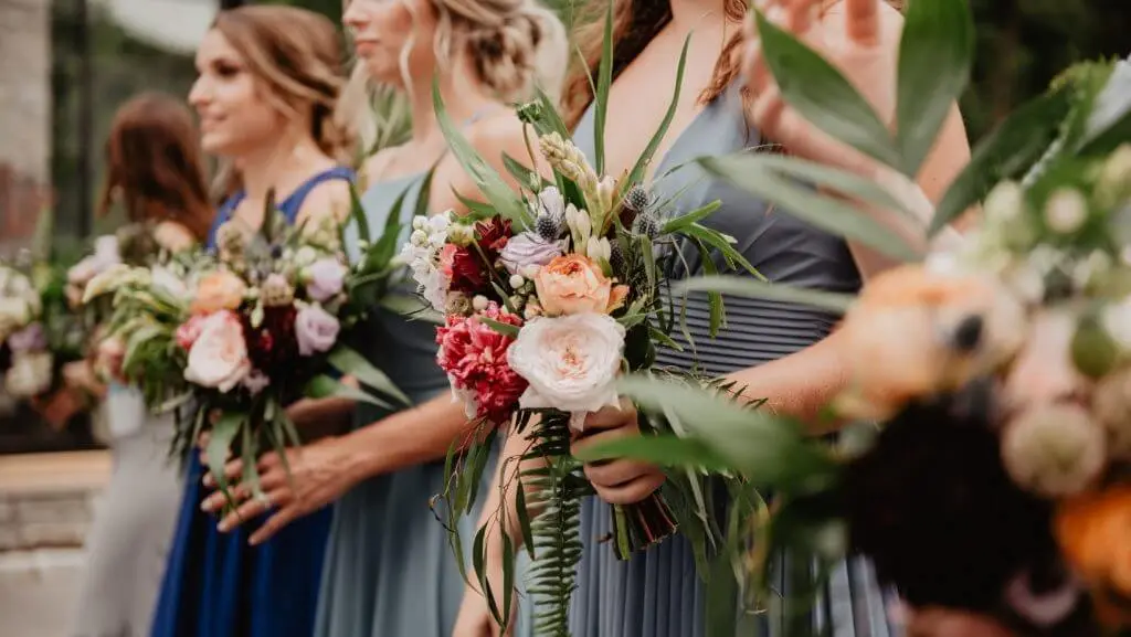 Gros plan photo sur les demoiselles d'honneur et leur bouquet de fleurs assortie à celui de la mariée